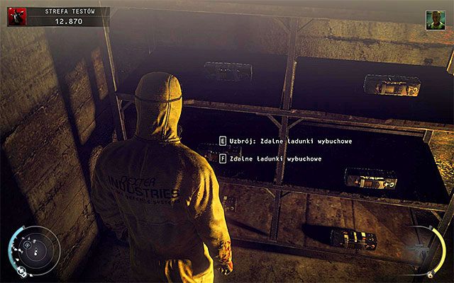 Na końcu prawego korytarza znajduje się pokazany na powyższym screenie składzik, który najwygodniej byłoby zbadać po pozyskaniu przebrania naukowca - Eksploracja strefy testów (Strefa testów) | 12 - Fabryka śmierci - Hitman Absolution - poradnik do gry