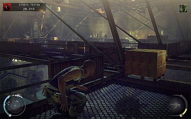 Na górnych balkonikach w zależności od wybranego poziomu trudności spotkasz najprawdopodobniej trzech lub czterech wartowników - Eksploracja strefy testów (Strefa testów) | 12 - Fabryka śmierci - Hitman Absolution - poradnik do gry
