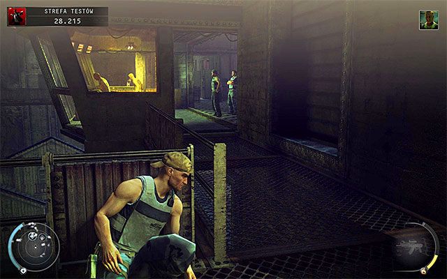Najważniejszym pomieszczeniem wspomnianych wcześniej zabudowań w strefie testów jest pokazane na powyższym screenie pomieszczenie kontrolne - Eksploracja strefy testów (Strefa testów) | 12 - Fabryka śmierci - Hitman Absolution - poradnik do gry