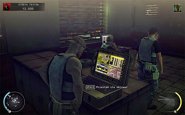 Terminal komputerowy odpowiedzialny za działanie systemu ochrony znajduje się w jednym z pokoików pod głównym pomieszczeniem kontrolnym - Wyłączenie systemu ochrony (Strefa testów) | 12 - Fabryka śmierci - Hitman Absolution - poradnik do gry
