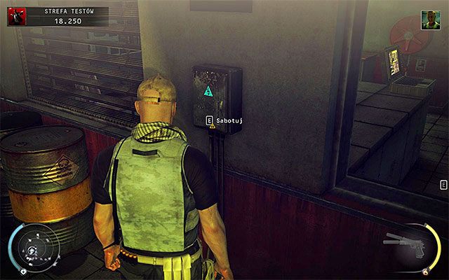 Możesz się tu zachować na dwa zasadnicze sposoby, a mianowicie sabotować skrzynkę z bezpiecznikami w sąsiednim pomieszczeniu i następnie zaatakować z zaskoczenia każdego z wartowników lub zaczekać aż pracownicy ochrony opuszczą to miejsce - Wyłączenie systemu ochrony (Strefa testów) | 12 - Fabryka śmierci - Hitman Absolution - poradnik do gry