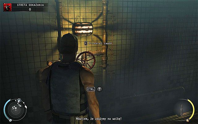 Jeżeli dla odmiany chcesz zaopatrzyć się w przebranie pracownika ochrony fabryki, to najbezpieczniej jest tego dokonać wkraczając do pomieszczenia z prysznicami zlokalizowanego po lewej stronie - Strefa odkażania | 12 - Fabryka śmierci | Solucja Hitman Rozgrzeszenie - Hitman Absolution - poradnik do gry