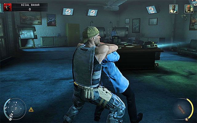 Drugim, o wiele lepszym w moim zdaniu rozwiązaniem, jest pozyskanie przebrania pracownika naukowego (jeżeli pozyskałeś już taki strój w poprzednim etapie, to możesz pominąć ten krok) - Eksploracja działu badań (Dział badań) | 12 - Fabryka śmierci - Hitman Absolution - poradnik do gry