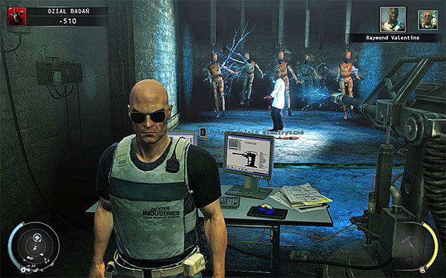 Zaczekaj aż zjawi się tu doktor Valentine i ustawi w pobliżu manekinów - Zamordowanie doktora Raymonda Valentinea (Dział badań) | 12 - Fabryka śmierci - Hitman Absolution - poradnik do gry