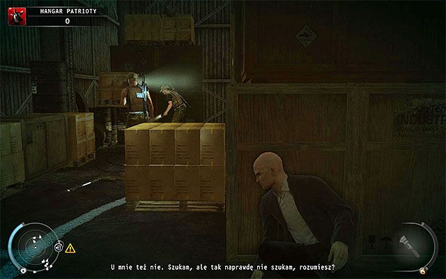 Dość ważną informacją jest to, że niedługo po rozpoczęciu misji grupa co najmniej trzech wartowników wyruszy w Twoją stronę w poszukiwaniu zgubionej przez jednego z ochroniarzy karty dostępu - Eksploracja hangaru (Hangar Patrioty) | 13 - Noc walki | Hitman Rozgrzeszenie - Hitman Absolution - poradnik do gry