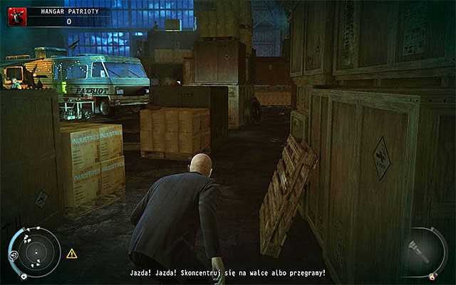 Dobrym pomysłem jest zbadanie przeciwległego końca hangaru - Eksploracja hangaru (Hangar Patrioty) | 13 - Noc walki | Hitman Rozgrzeszenie - Hitman Absolution - poradnik do gry