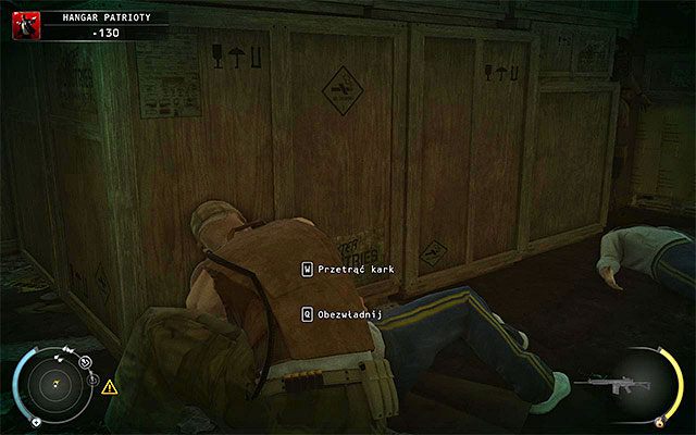 Upadający przedmiot powinien zwrócić uwagę jednego z członków świty Patrioty - Założenie stroju Patrioty (Hangar Patrioty) | 13 - Noc walki - Hitman Absolution - poradnik do gry