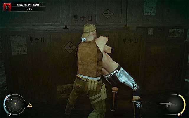 Podobnie jak w przypadku członka świty najlepiej jest zaczekać aż Patriota znajdzie się w nie pilnowanym przez nikogo miejscu - Założenie stroju Patrioty (Hangar Patrioty) | 13 - Noc walki - Hitman Absolution - poradnik do gry