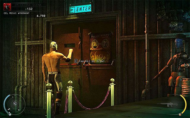 Na sam koniec powróć w okolice startu i następnie podejdź do pokazanych na powyższym screenie prawych drzwi - Założenie stroju Patrioty (Hangar Patrioty) | 13 - Noc walki - Hitman Absolution - poradnik do gry