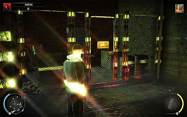 Dobrym pomysłem na pozyskanie przebrania pracownika ochrony fabryki (jeśli odczuwasz taką potrzebę) jest przedostanie się do pokazanej na powyższym screenie odgrodzonej zbrojowni, do której prowadzą dwie bramki - Eksploracja areny (Arena) | 13 - Noc walki | Solucja Hitman Rozgrzeszenie - Hitman Absolution - poradnik do gry