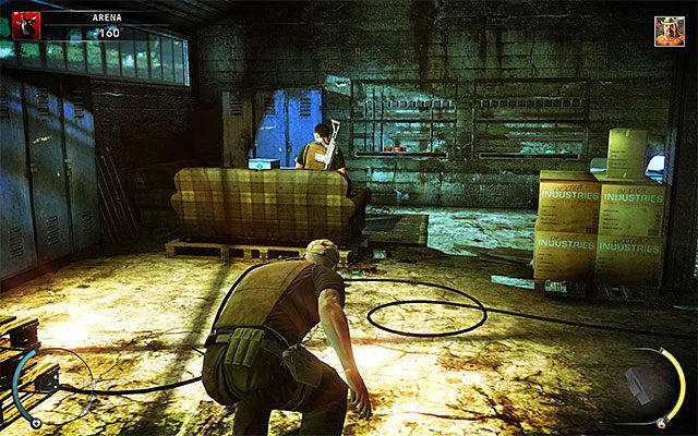 Osoba z prawego pomieszczenia siedzi na kanapie, tak więc najlepiej jest odwrócić jej uwagę rzuconym przedmiotem - Eksploracja areny (Arena) | 13 - Noc walki | Solucja Hitman Rozgrzeszenie - Hitman Absolution - poradnik do gry