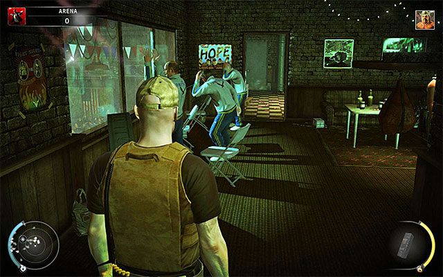 Ostatnie z ciekawszych pomieszczeń na piętrze to loża dla VIP-ów, do której wchodzi się od strony balkoników - Eksploracja areny (Arena) | 13 - Noc walki | Solucja Hitman Rozgrzeszenie - Hitman Absolution - poradnik do gry