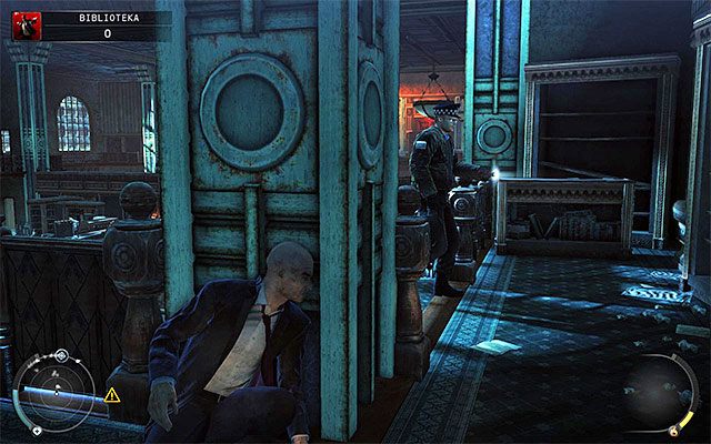 Zejdź na znajdujący się pod Tobą balkonik, albowiem w pozycji startowej nic nie możesz zdziałać - Przeprawa przez pierwszą część biblioteki (Biblioteka) | 4 - Uciekaj, by przeżyć - Hitman Absolution - poradnik do gry