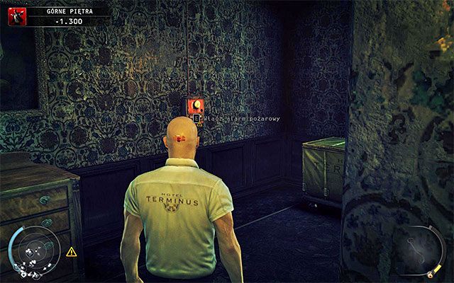 O wiele lepszym pomysłem jest odwrócenie uwagi bandytów pilnujących bocznych schodów - Przedostanie się na ósme piętro hotelu (Górne piętra) | 3 - Terminus - Hitman Absolution - poradnik do gry