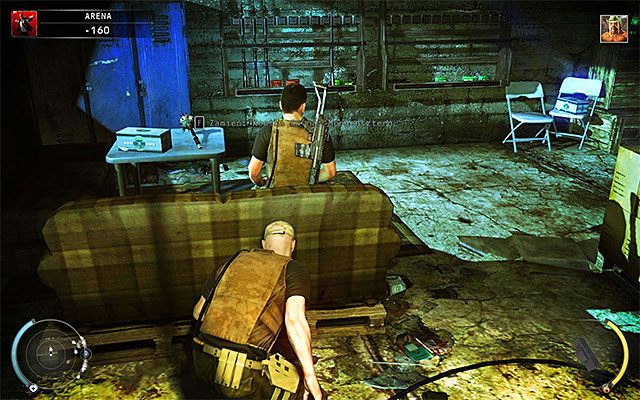 Karabin snajperski Ilyon R700 jest w prawym pomieszczeniu z wartownikiem siedzącym na kanapie - Zamordowanie Sancheza w tradycyjny sposób (Arena) | 13 - Noc walki - Hitman Absolution - poradnik do gry