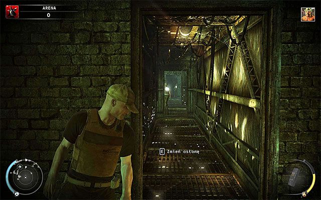 Po dotarciu do najwyżej położonych balkoników zachowaj czujność, bo w zależności od ustawionego poziomu trudności będą one patrolowane przez jednego lub dwóch wartowników - Zamordowanie Sancheza w tradycyjny sposób (Arena) | 13 - Noc walki - Hitman Absolution - poradnik do gry