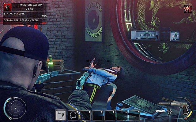 Przebranie policjanta z Chicago możesz pozyskać w dowolny sposób, na przykład atakując pojedynczą osobę pilnującą samochodu Króla Chinatown - 2 - Król Chinatown | Wyzwania Hitman Rozgrzeszenie - Hitman Absolution - poradnik do gry