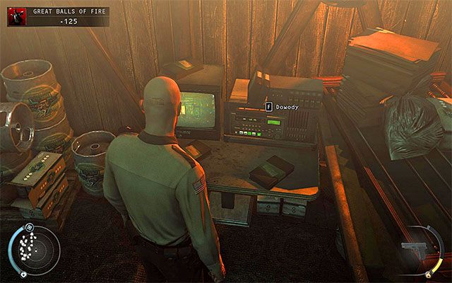 Tunel wentylacyjny zaprowadzi Cię do niewielkiego pomieszczenia, po którym warto się dokładnie rozejrzeć, odnajdując w ten sposób dowody - Dotarcie do barmana bez wszczynania bójki (Great Balls of Fire) | 7 - Witamy w Hope - Hitman Absolution - poradnik do gry