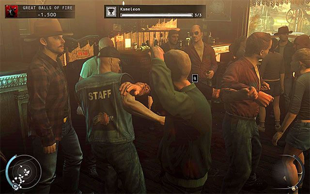 Pierwszy krok to oczywiście doprowadzenie do wszczęcia bójki w barze - Dotarcie do barmana po wszczęciu bójki (Great Balls of Fire) | 7 - Witamy w Hope - Hitman Absolution - poradnik do gry