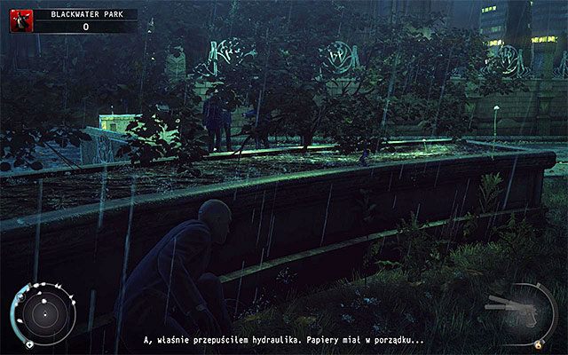 Udając się w prawo dotrzesz w okolice ogrodów i jest to obszar niedostępny dla niepowołanych osób, tak więc musisz pozostawać w ciągłym ukryciu albo dysponować przebraniem straży zewnętrznej Blackwater - Eksploracja okolic budynku mieszkalnego (Blackwater Park) | 18 - Blackwater Park - Hitman Absolution - poradnik do gry