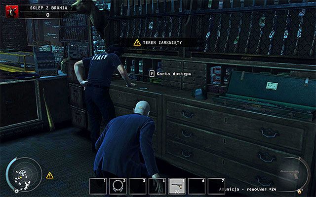 Grając na niższych poziomach trudności możesz od razu przejść za ladę i zabrać znajdującą się w pobliżu kartę dostępu - Zdobycie klucza do gabloty (Sklep z bronią) | 8 - Dar Ptaśka - Hitman Absolution - poradnik do gry