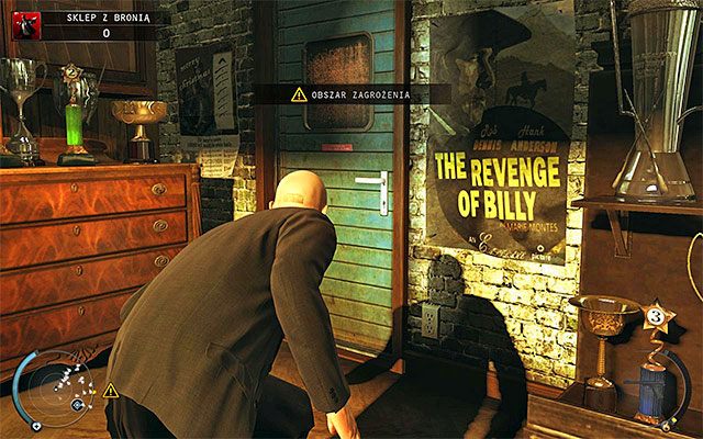 Kolejny krok to skorzystanie z prawych drzwiczek prowadzących na zaplecze sklepu z bronią - Zdobycie klucza do gabloty (Sklep z bronią) | 8 - Dar Ptaśka - Hitman Absolution - poradnik do gry