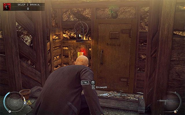 Kucnij i skręć w lewo, przystępując do przemieszczania się w okopach - Zdobycie klucza do gabloty (Sklep z bronią) | 8 - Dar Ptaśka - Hitman Absolution - poradnik do gry