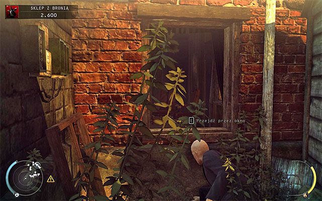 Niezależnie od tego w jaki sposób zbliżyłeś się do biura właściciela sklepu z bronią skorzystaj z pokazanym na powyższym screenie okiennicy, przy czym zanim tego dokonasz upewnij się, że w środku nikogo nie ma - Zdobycie klucza do gabloty (Sklep z bronią) | 8 - Dar Ptaśka - Hitman Absolution - poradnik do gry