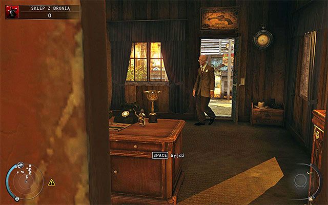 Przejdź przez tunel żeby znaleźć się w biurze właściciela sklepu z bronią - Zdobycie klucza do gabloty (Sklep z bronią) | 8 - Dar Ptaśka - Hitman Absolution - poradnik do gry