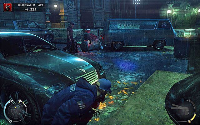 Na parkingu po kilku chwilach pojawi się hydraulik i zdecydowanie warto zainteresować się tą osobą, bo pozyskanie jej przebrania zapewni ci dostęp do całej lokacji (nie licząc pomieszczenia ochrony wewnątrz budynku) - Eksploracja okolic budynku mieszkalnego (Blackwater Park) | 18 - Blackwater Park - Hitman Absolution - poradnik do gry