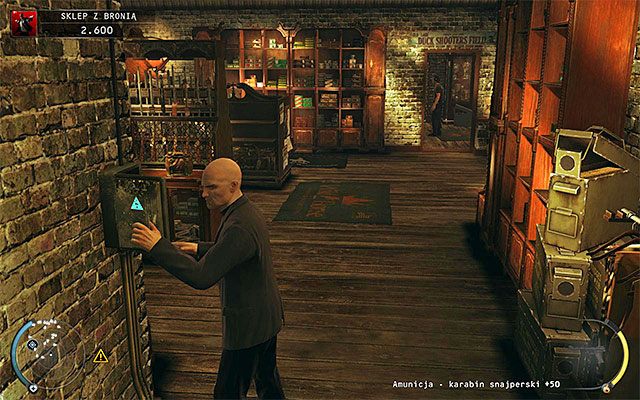 Jeżeli ukradłeś klucz z sejfu to po powrocie do głównego pomieszczenia sklepu z bronią zlokalizuj skrzynkę z bezpiecznikami i ją sabotuj, dokonując tego w momencie, w którym nikt nie spogląda w Twoją stronę - Odzyskanie Silverballerów (Sklep z bronią) | 8 - Dar Ptaśka - Hitman Absolution - poradnik do gry