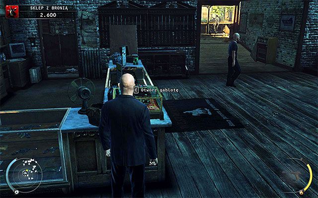 Wyrusz w stronę gabloty z Silverballerami, przy czym nie korzystaj z opcji biegu żeby nie zwrócić na siebie uwagi - Odzyskanie Silverballerów (Sklep z bronią) | 8 - Dar Ptaśka - Hitman Absolution - poradnik do gry