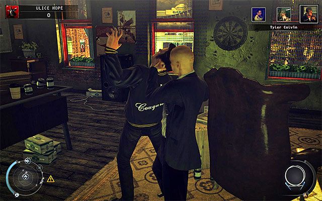 Po znalezieniu się na piętrze musisz zastanowić się w jaki sposób chcesz pozbyć się Colvina - Zamordowanie Tylera Colvina (Ulice Hope) | 9 - Ogolić Lennyego - Hitman Absolution - poradnik do gry
