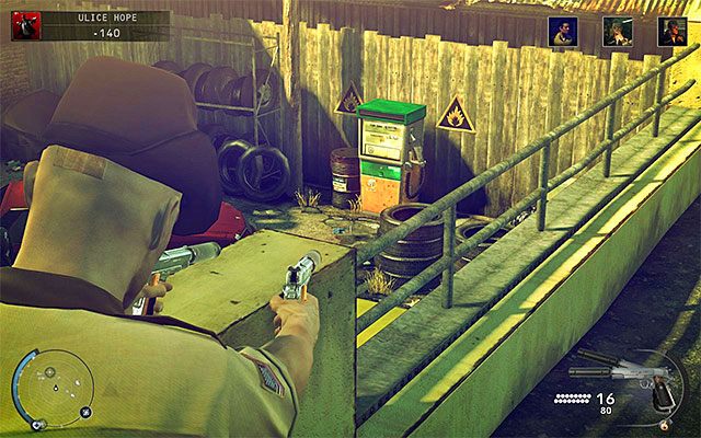 Jeżeli grasz na wyższych poziomach trudności, to bezpieczniejszym rozwiązaniem jest oddanie strzału z pokazanego na powyższym screenie górnego balkoniku - Zamordowanie Tylera Colvina (Ulice Hope) | 9 - Ogolić Lennyego - Hitman Absolution - poradnik do gry