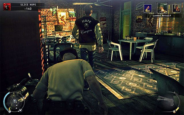 Po znalezieniu się na piętrze warsztatu musisz zastanowić się w jaki sposób chcesz pozbyć się Landona Metcalfa - Zamordowanie Landona Metcalfa (Ulice Hope) | 9 - Ogolić Lennyego - Hitman Absolution - poradnik do gry