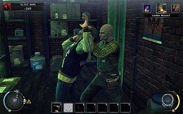 Inne obszary warsztatu, w których warto zdecydować się na wykonanie ataku z zaskoczenia, to balkonik oraz niewielkie pomieszczenie magazynowe (powyższy screen), w którym cel misji korzysta z telefonu - Zamordowanie Landona Metcalfa (Ulice Hope) | 9 - Ogolić Lennyego - Hitman Absolution - poradnik do gry