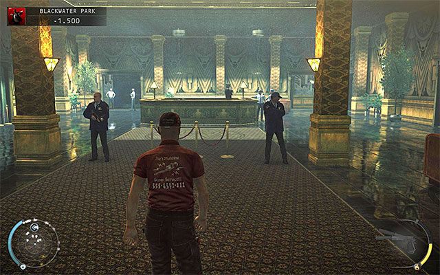 Jak już wcześniej wspomniałem, lobby jest niedostępne dla niepowołanych gości i nie możesz liczyć na to, że się przekradniesz obok strażników, tak więc wymagane jest dysponowanie przebraniem - Przedostanie się do wnętrza budynku mieszkalnego (Blackwater Park) | 18 - Blackwater Park - Hitman Absolution - poradnik do gry