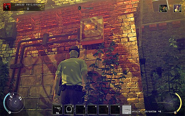 Ostatni trzeci wariant zakłada dotarcie do otwartych okiennic na piętrze - Eksploracja zakładu fryzjerskiego (Zakład fryzjerski) | 9 - Ogolić Lennyego - Hitman Absolution - poradnik do gry