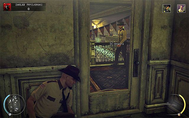 Pierwsze piętro budynku salonu fryzjerskiego to dwa niewielkie pomieszczenia oraz kilka korytarzy - Eksploracja zakładu fryzjerskiego (Zakład fryzjerski) | 9 - Ogolić Lennyego - Hitman Absolution - poradnik do gry