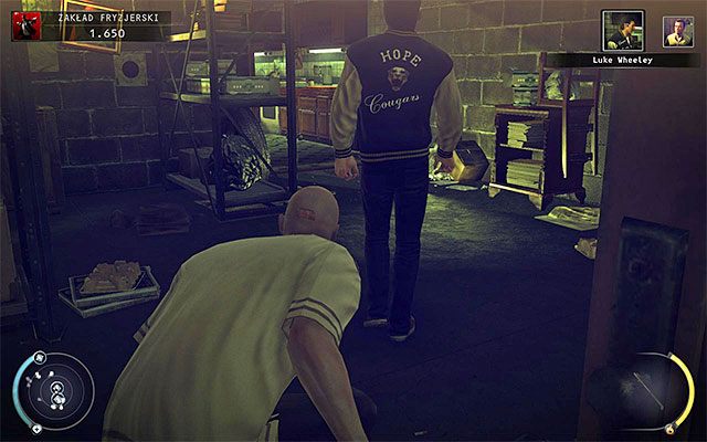 Luke Wheeley najwięcej czasu spędza na parterze zakładu fryzjerskiego - Zamordowanie Lukea Wheeleya (Zakład fryzjerski) | 9 - Ogolić Lennyego - Hitman Absolution - poradnik do gry