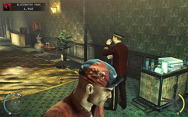 Kierownika Blackwater najlepiej jest zaatakować w sali z projektorem (screen 1) lub w korytarzu na tyłach pomieszczenia ochrony (screen 2) - Odblokowanie dostępu do windy (Blackwater Park) | 18 - Blackwater Park - Hitman Absolution - poradnik do gry