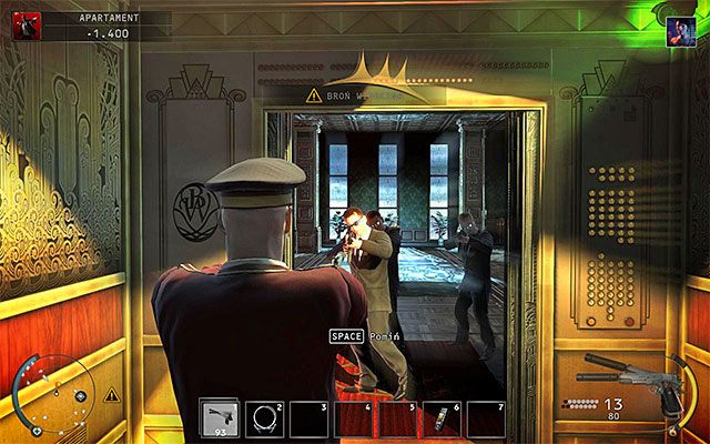 Nie radzę wskakiwać do windy, na dachu której zacząłeś ten etap, bo niemal od razu zmuszony zostałbyś do eliminacji dużej grupy przeciwników - Dotarcie do głównej części apartamentu (Apartament) | 18 - Blackwater Park - Hitman Absolution - poradnik do gry