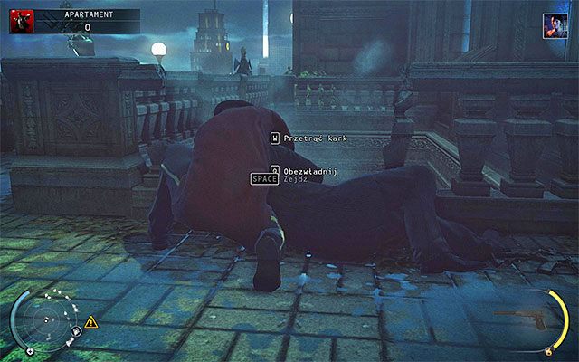 Bardzo ważną kwestią jest pozyskanie przebrania, bo żadny ze strojów zdobytych w poprzednim etapie nie zagwarantuje ci tu bezpieczeństwa - Dotarcie do głównej części apartamentu (Apartament) | 18 - Blackwater Park - Hitman Absolution - poradnik do gry