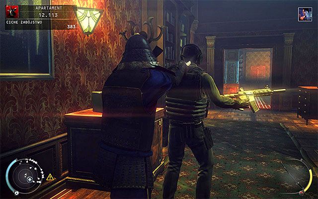 Na wyższych poziomach trudności opisana wyżej taktyka prawdopodobnie nie zadziała, bo parter apartamentu jest wtedy patrolowany i pilnowany przez dodatkowe osoby - Dotarcie do głównej części apartamentu (Apartament) | 18 - Blackwater Park - Hitman Absolution - poradnik do gry