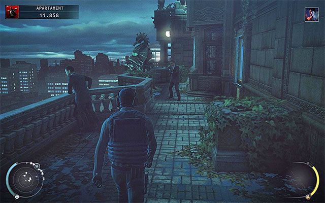 Dwa opisane wyżej pomieszczenia łączą wąski tunel oraz pokazane na powyższym screenie zewnętrzne balkoniki - Eksploracja apartamentu (Apartament) | 18 - Blackwater Park - Hitman Absolution - poradnik do gry