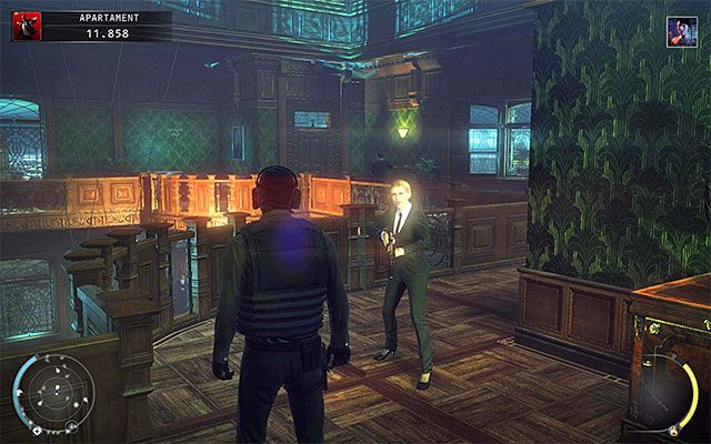 Innym sposobem na przemieszczanie się pomiędzy wspomnianymi na samym początku tekstu pomieszczeniami jest korzystanie z górnych balkoników znajdujących się wewnątrz apartamentu (powyższy screen) - Eksploracja apartamentu (Apartament) | 18 - Blackwater Park - Hitman Absolution - poradnik do gry