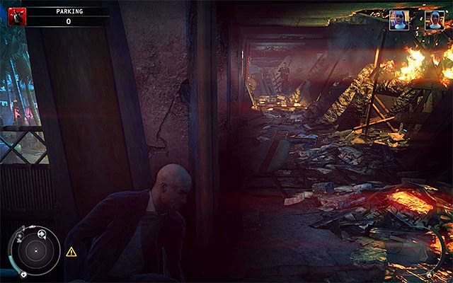 Dopiero teraz wyjdź ze skrzyni i schowaj się za pokazanym na powyższym screenie słupem - Zamordowanie Jennifer Paxton (Parking) | 14 - Atak Świętych - Hitman Absolution - poradnik do gry