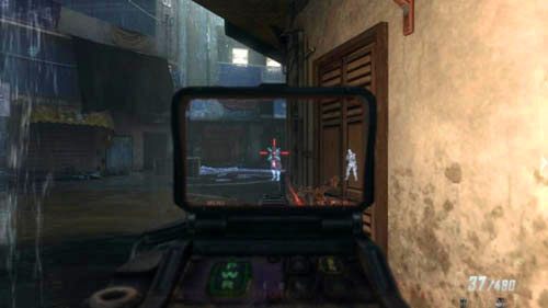 Po wyeliminowaniu celów na balkonach ukryj się po prawej stronie ulicy, w jednym z garażów, a potem wychyl się w lewo i oczyść okolice wielkiej bramy - 05 - Fallen Angel | Misje - Opis przejścia | Call of Duty Black Ops II - Call of Duty: Black Ops II - poradnik do gry