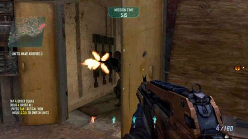 Od tego momentu musisz cały czas uważać, aby któryś z żołnierzy nie przybiegł tu z głównej ulicy - 04 - Dispatch | Strike Force - Opis przejścia | Call of Duty Black Ops II - Call of Duty: Black Ops II - poradnik do gry