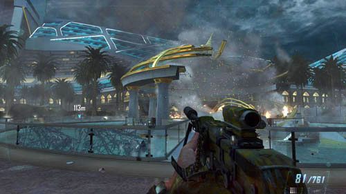 W końcowej części misji, kiedy ścigając DeFalco wyjdziesz na zewnątrz i zbliżysz się do swojego celu na nie mniej niż 100 metrów (obrazek powyżej), oznaczać to będzie kolejną decyzję - możesz dogonić i zabić DeFalco jednocześnie ratując Karmę lub pozwolić mu z nią uciec - 06 - Karma | Decyzje, konsekwencje, zakończenia | Call of Duty Black Ops II - Call of Duty: Black Ops II - poradnik do gry